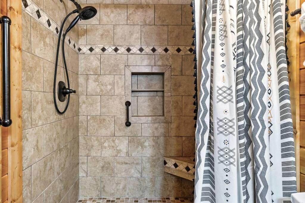 Cabin With New Hot Tub, Near Dollywood .2Bd.2Ba.Sleeps6.Bbq Севьервилл Экстерьер фото