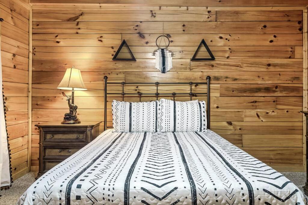 Cabin With New Hot Tub, Near Dollywood .2Bd.2Ba.Sleeps6.Bbq Севьервилл Экстерьер фото